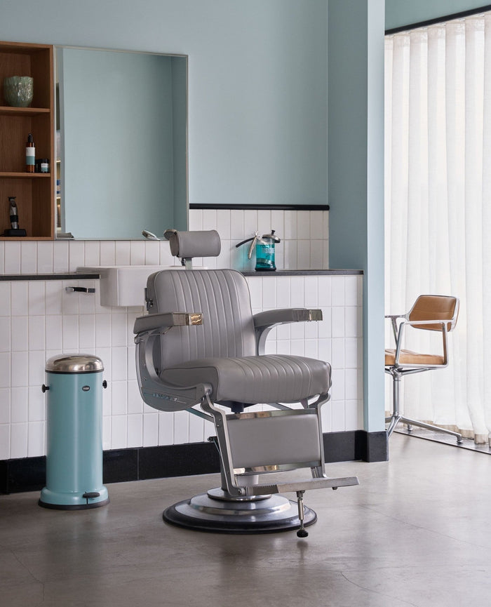 Henri bringt Vipp zurück in den Friseursalon