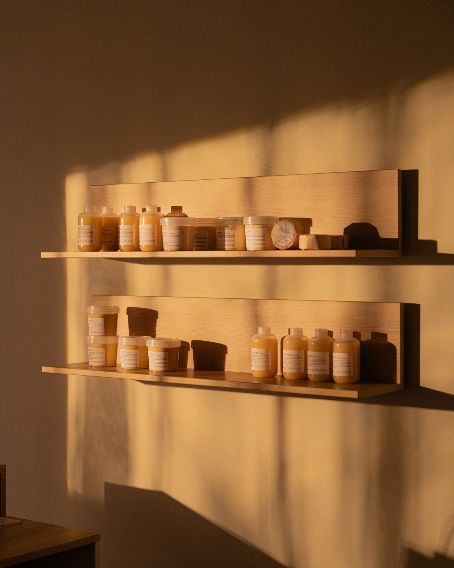 DIsplay hylde salgsreol til frisører og beauty. Denne model er udført i egetræsmønster og vist i et salonmiljø