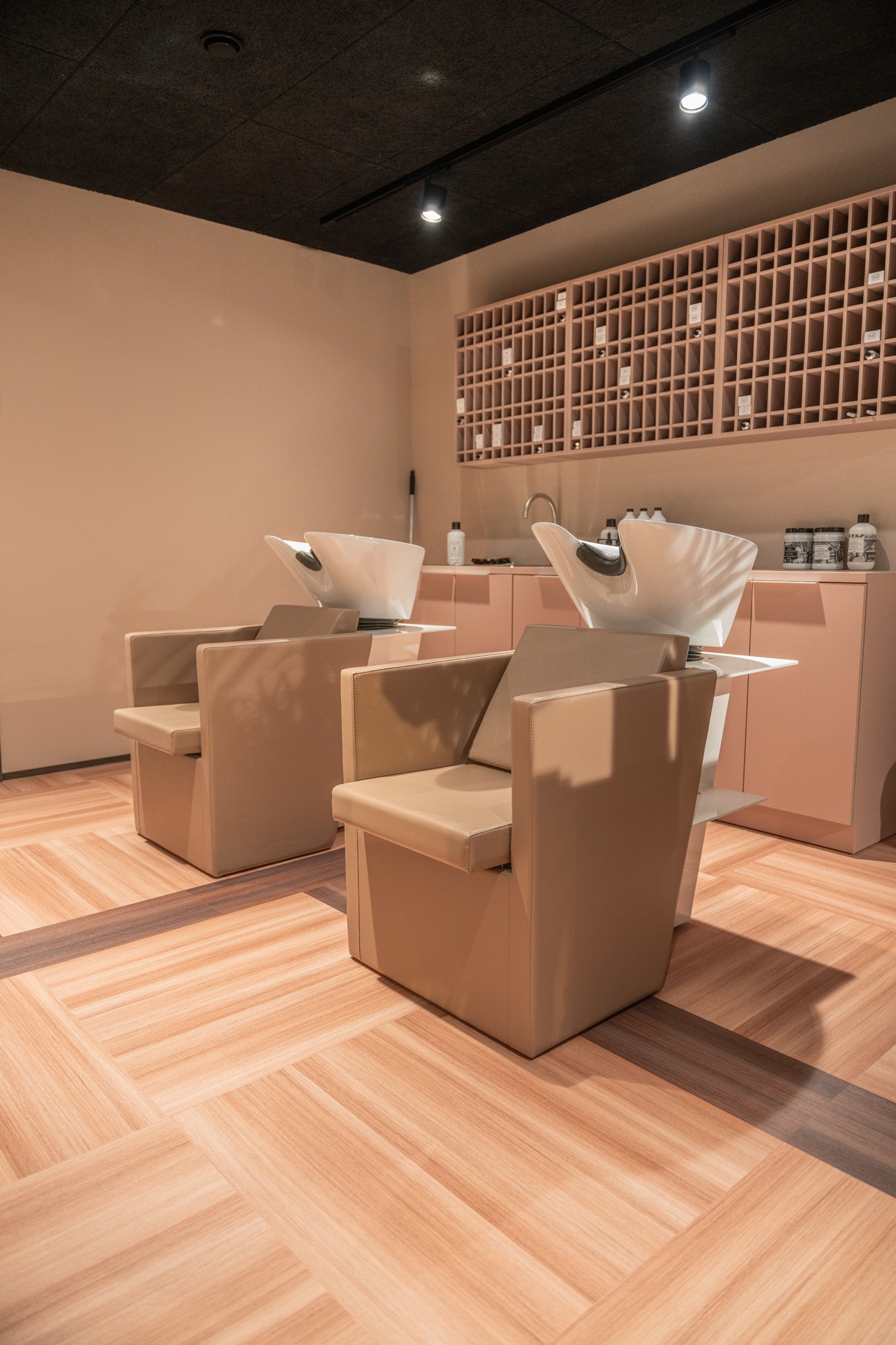 beige brun frisørvask i miljø med colorbar reoler o baggrunden