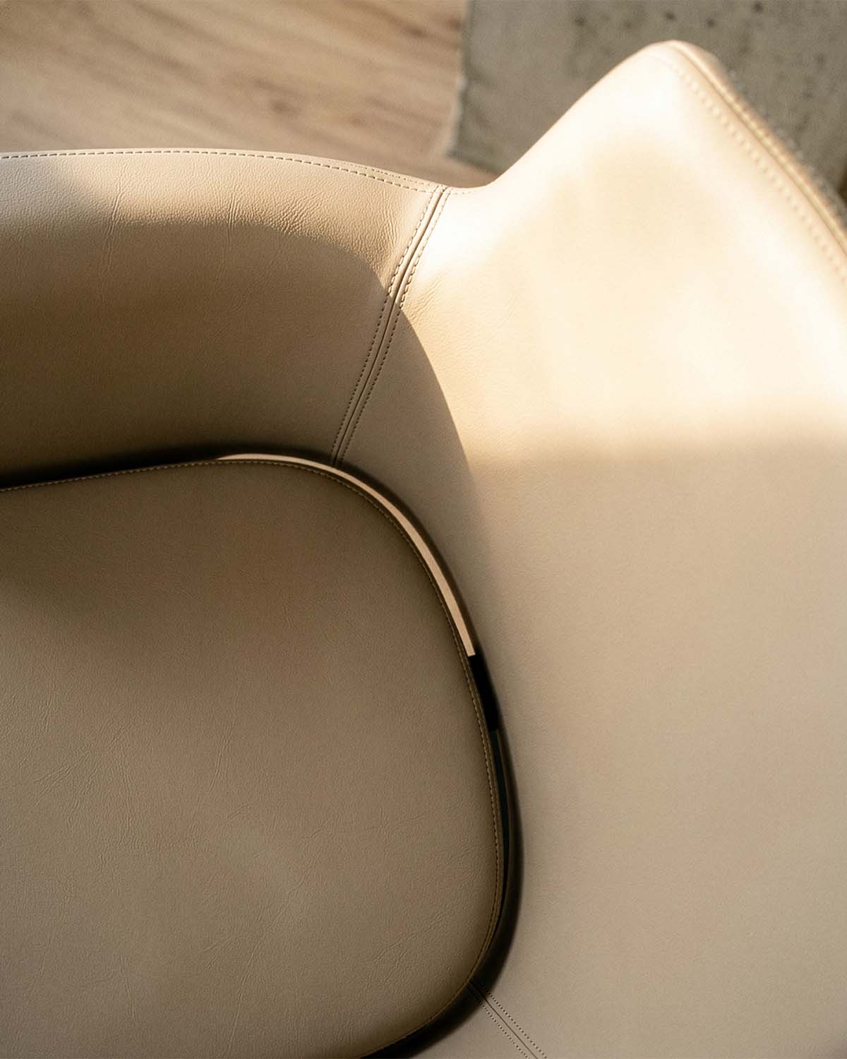 Greiner 38 - Beiger Kundenstuhl mit schwarzem Tellerfuß