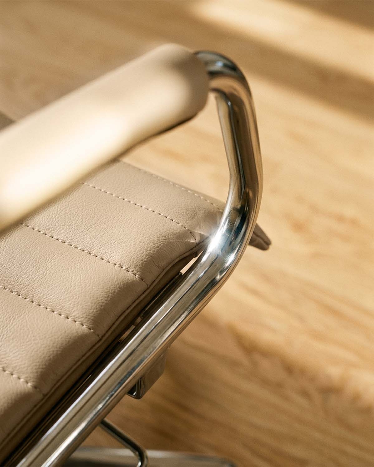 Greiner 59 - beiger Kundenstuhl mit chromfarbenem Kreuzfuß