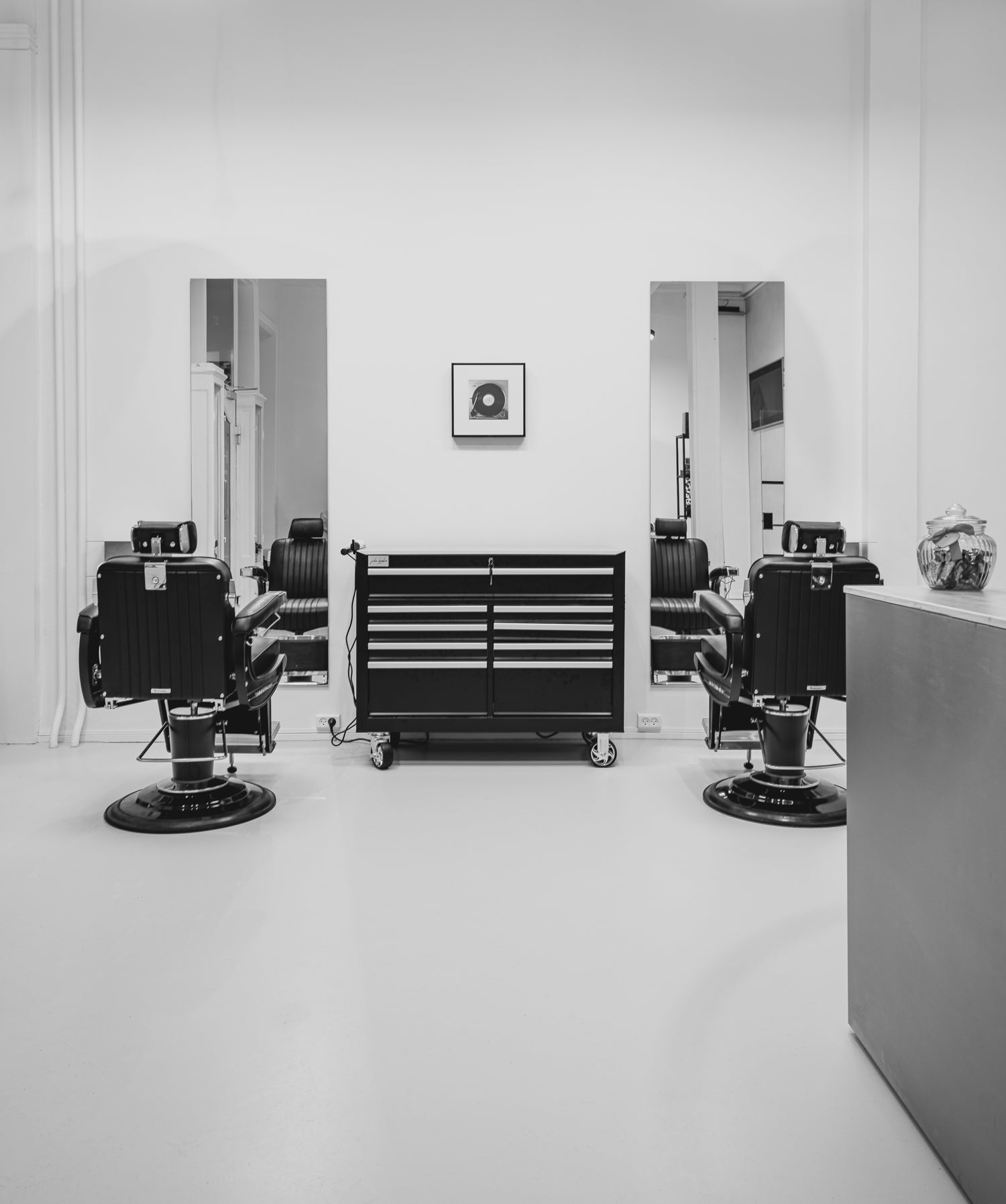 Apollo II Elite - Matte black barber chair