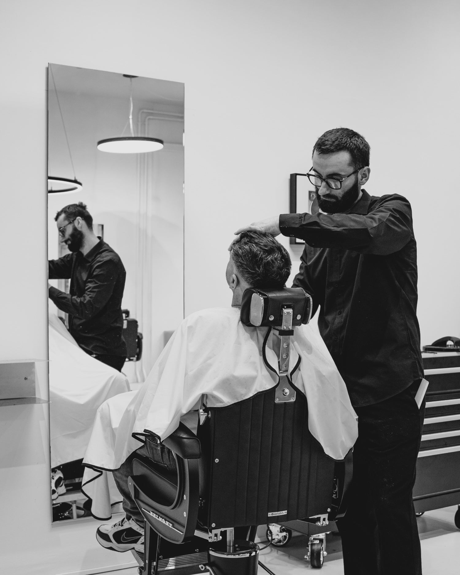 Apollo II Elite - Matte black barber chair