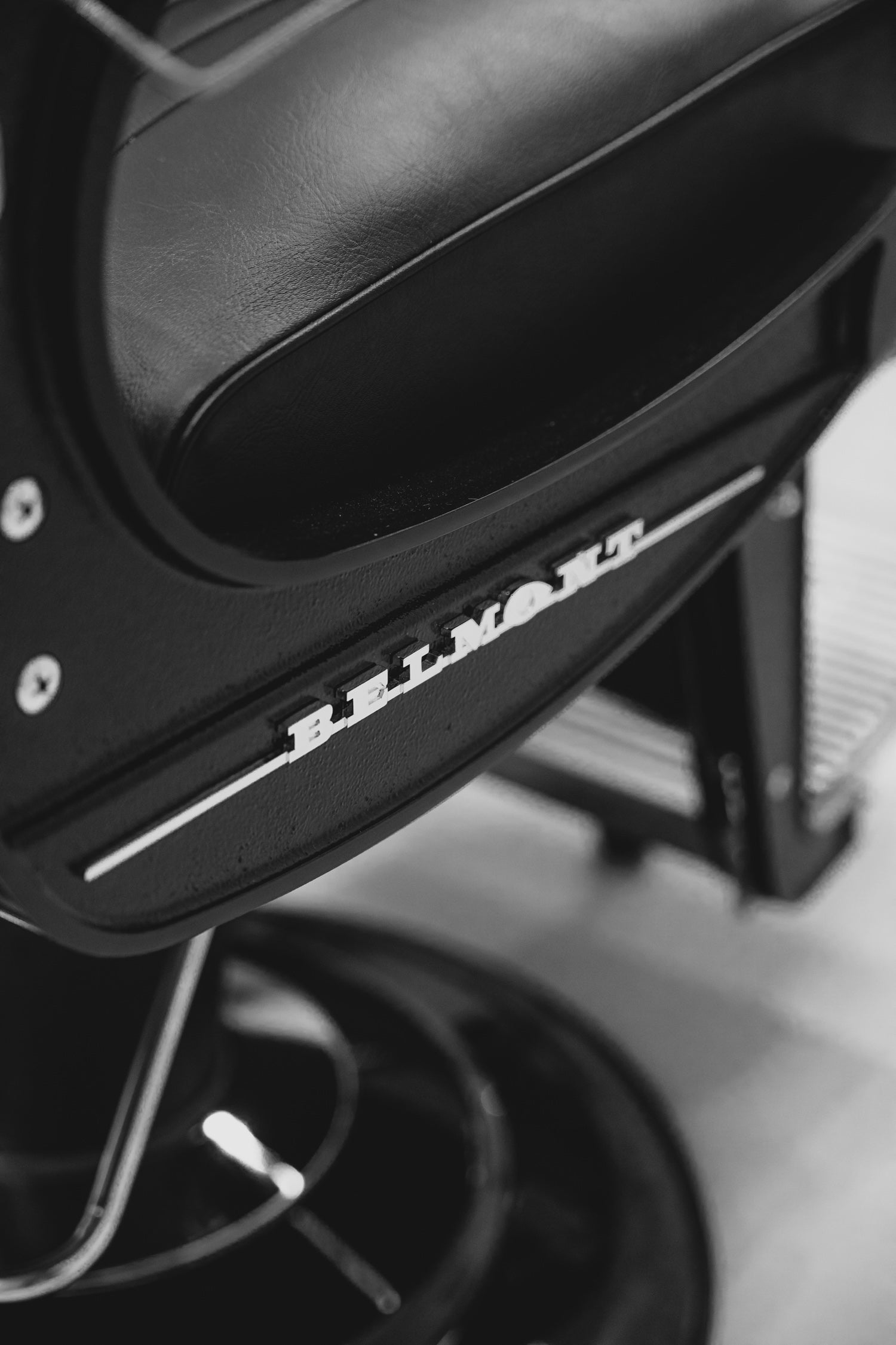 Apollo II Elite - Matte black barber chair