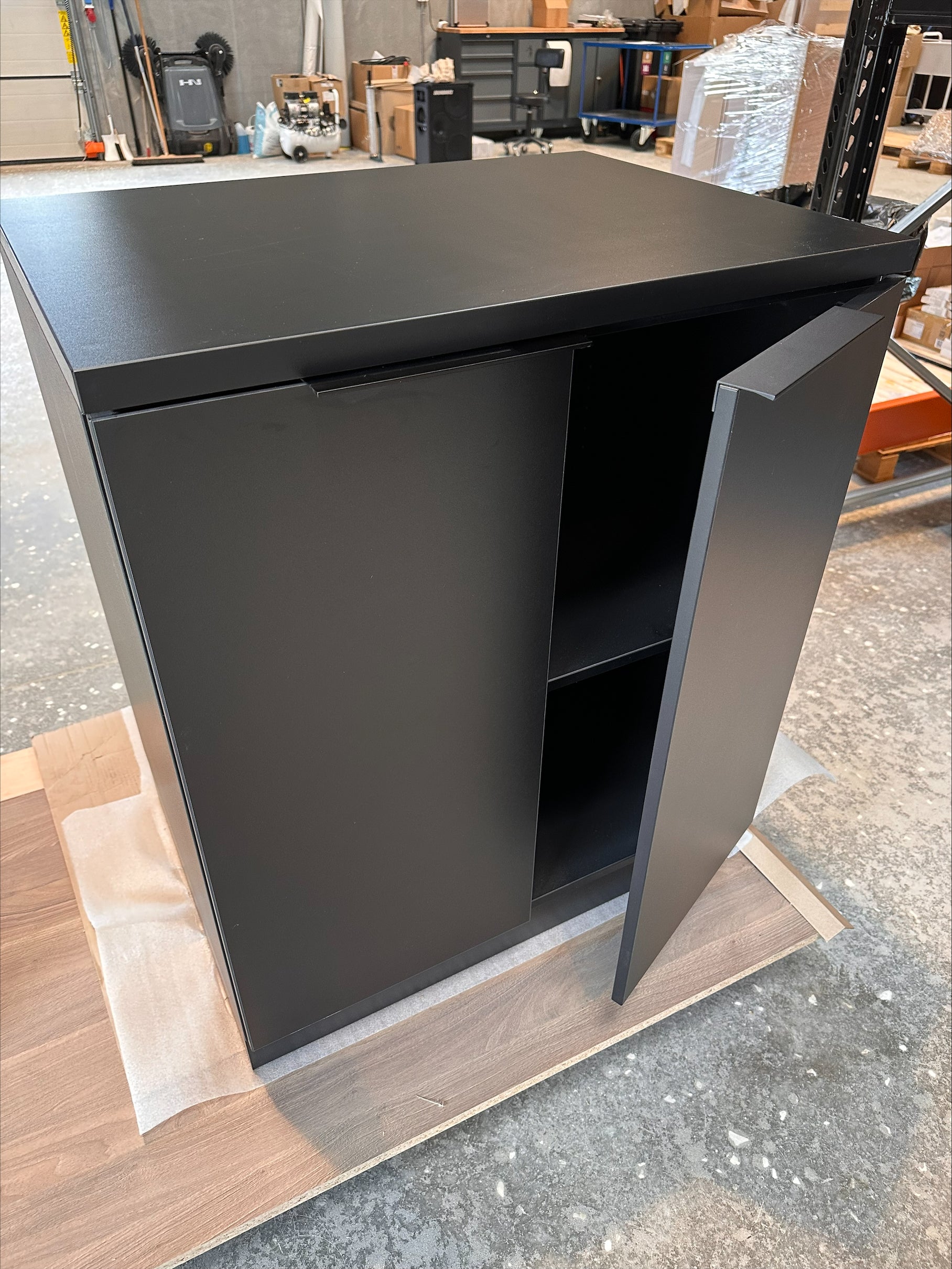 Colorbar Schrank - Schwarzer waschschrank - DEMO